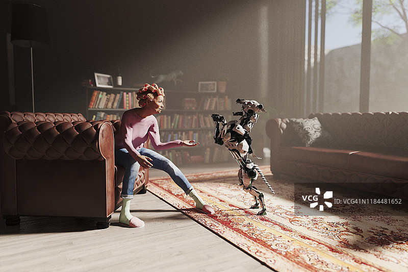 中年妇女和宠物机器狗在室内表演技巧图片素材