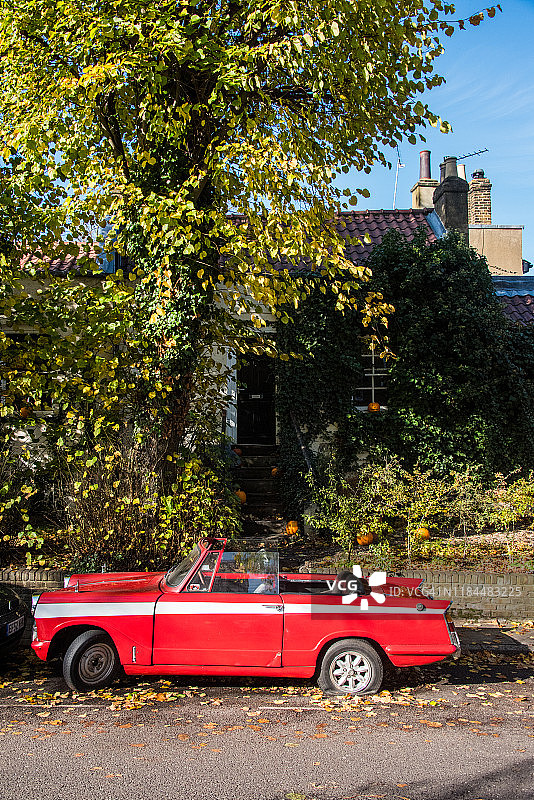 带有扁平轮胎的红色复古汽车图片素材