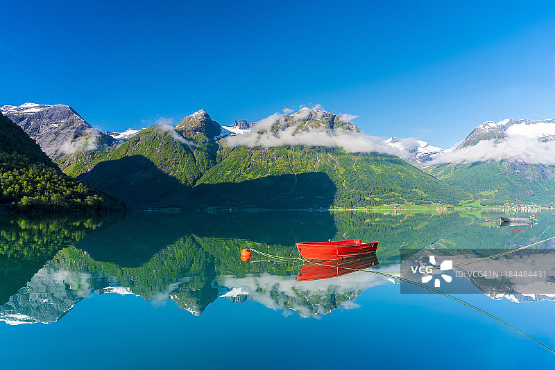 挪威耶勒奥普斯特林斯瓦特恩湖的船只图片素材