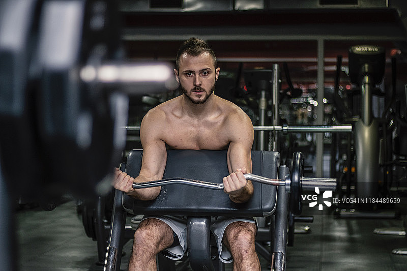 正在锻炼的男人图片素材