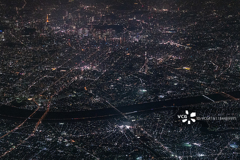 从飞机上俯瞰日本东京的东京塔和东京晴空塔图片素材