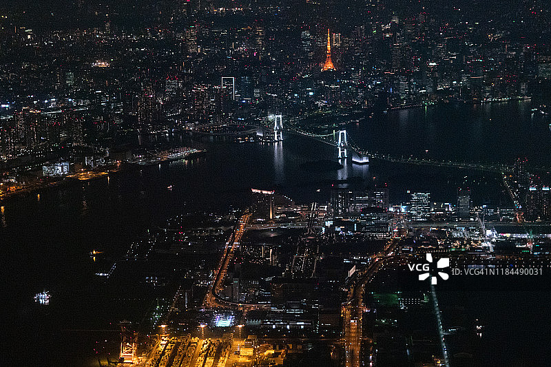 飞机航拍：东京塔、彩虹桥和东京湾图片素材