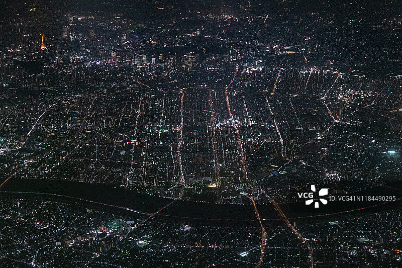 从飞机上俯瞰日本东京的东京塔和东京晴空塔图片素材