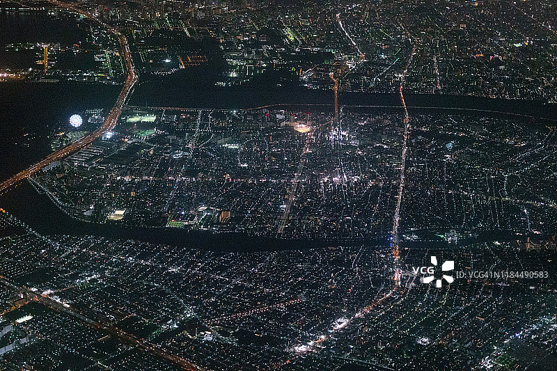 从飞机上俯瞰日本东京的东京湾、浦安市、江户川区和江东区图片素材
