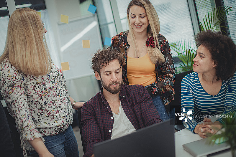 办公室对话图片素材