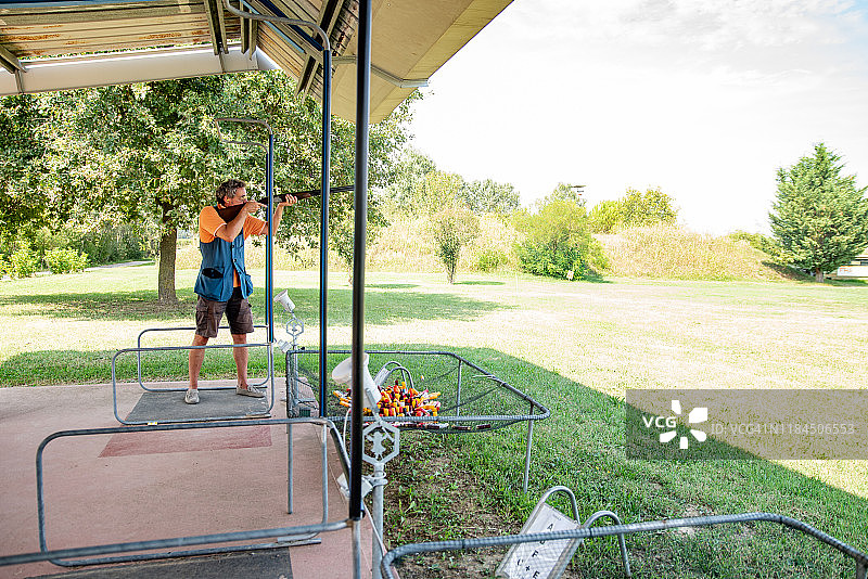 成年男人站在射击道上练习飞碟射击图片素材
