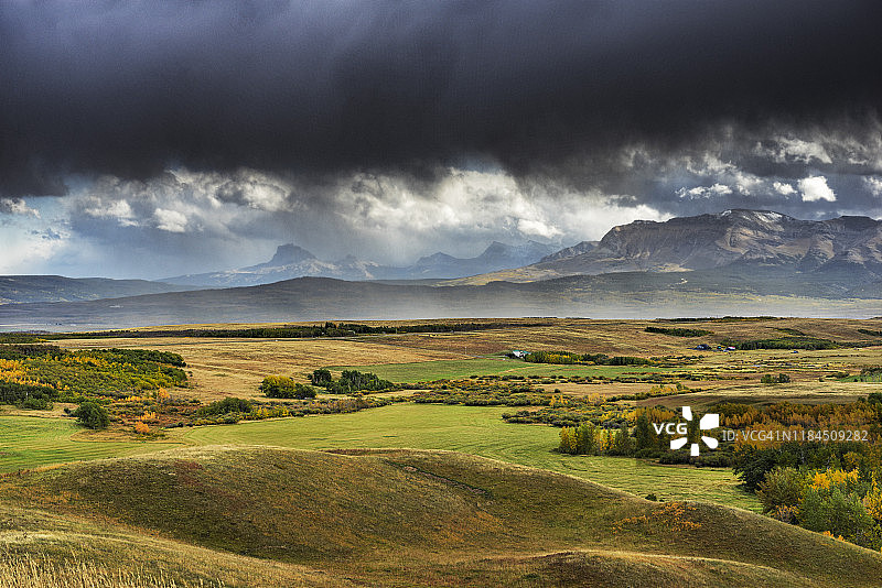 山脚下的草原风光图片素材