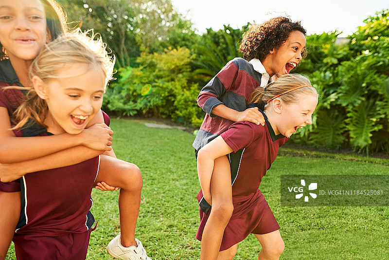 兴奋的女子足球队图片素材