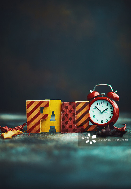 秋季时节与红色闹钟落叶图片素材