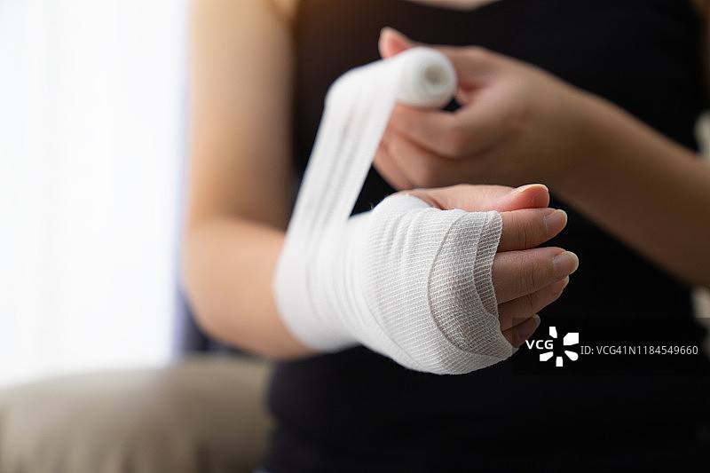 手腕伤口与绷带，手部疼痛用药图片素材