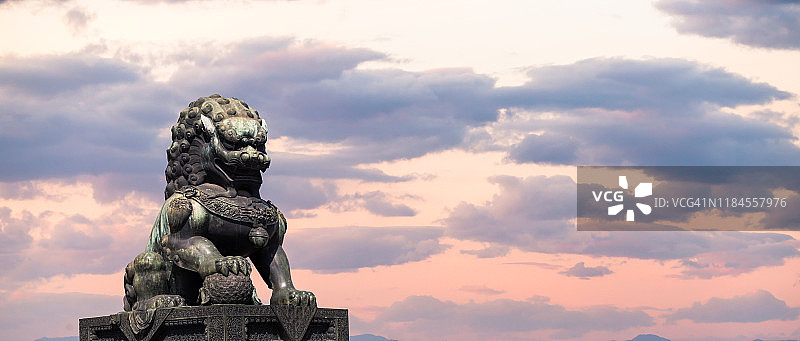 故宫的青铜狮子雕塑图片素材