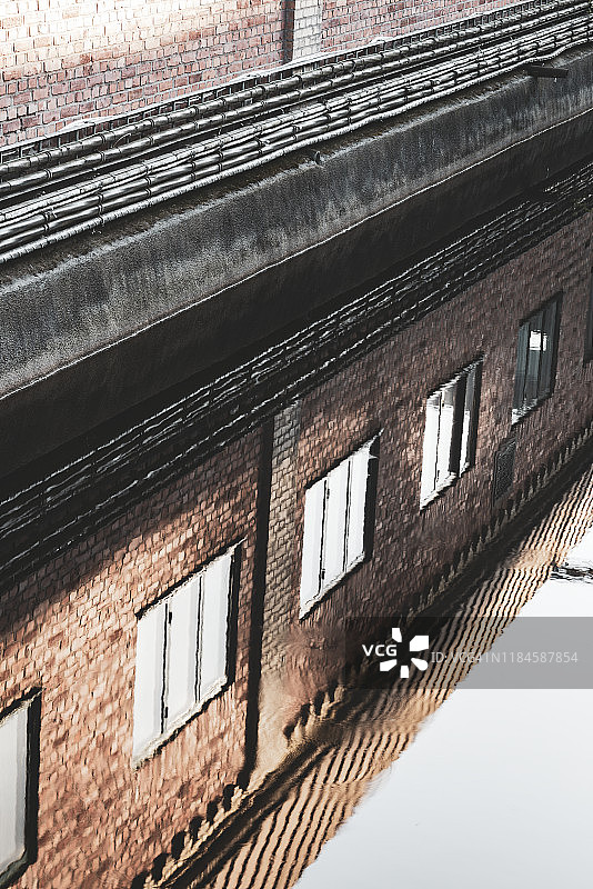 水中倒影的砖砌建筑图片素材