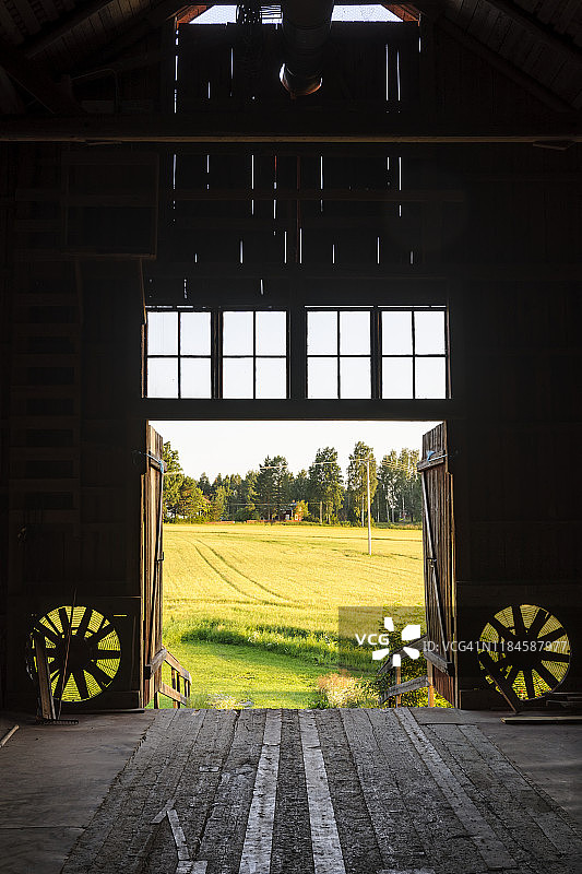 从谷仓看麦田景色图片素材