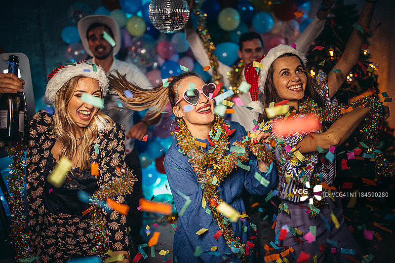 朋友们在新年除夕派对上图片素材