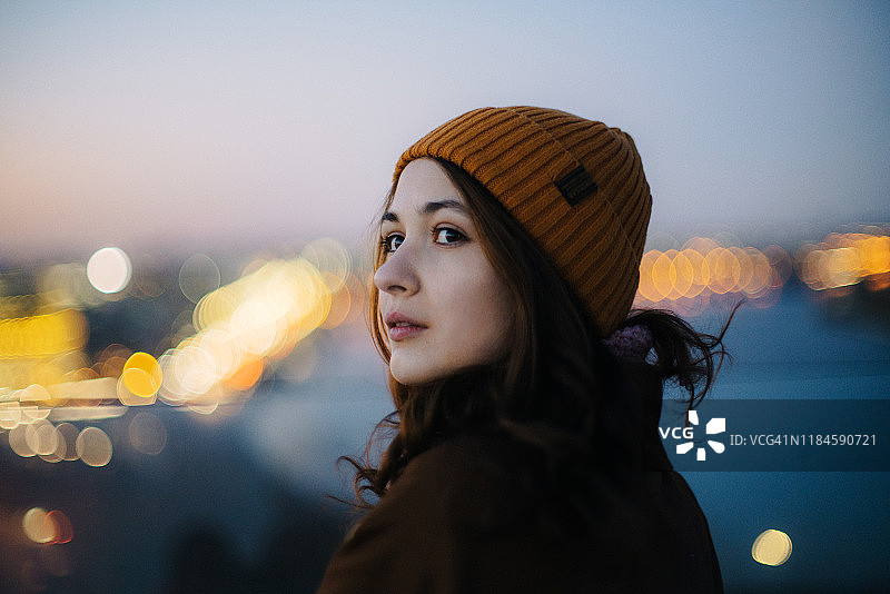 站在人行桥上欣赏基辅城市景观的女人图片素材