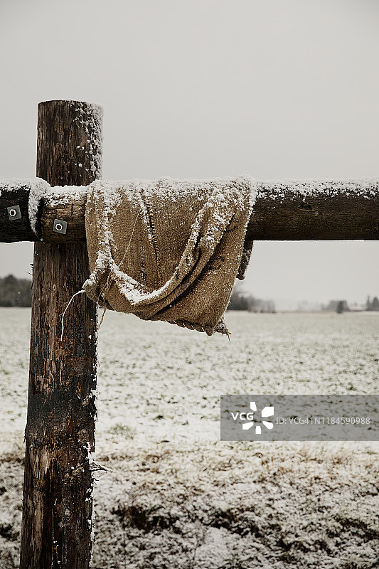木栅栏上的麻布图片素材