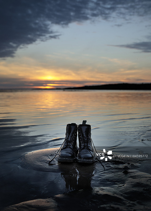 湖边的步行靴图片素材