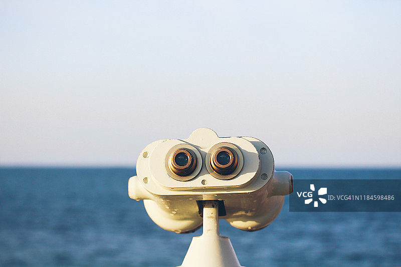 海边的投币式望远镜图片素材