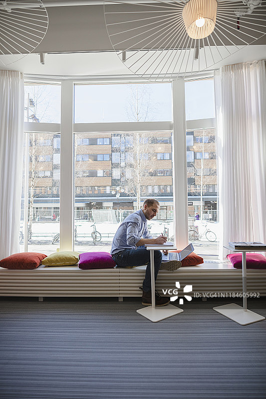 人使用笔记本电脑图片素材