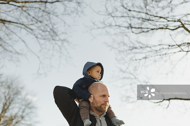 父亲肩上扛着儿子图片素材
