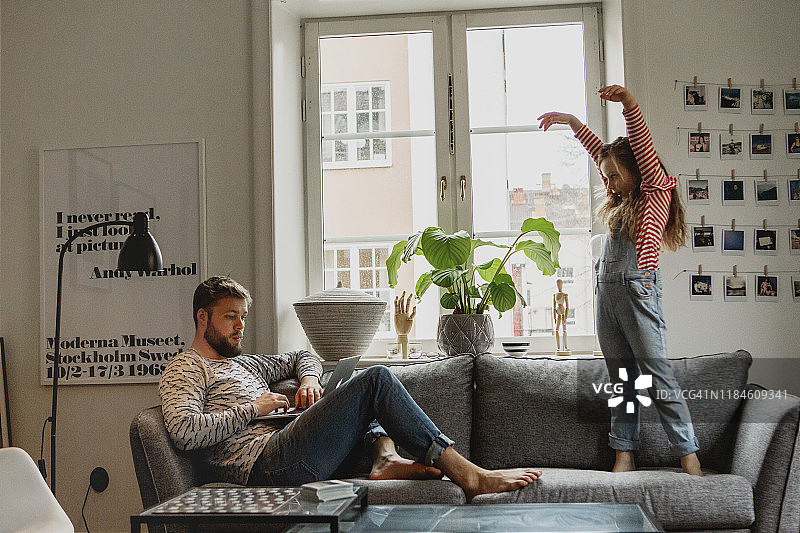 父女在沙发上图片素材