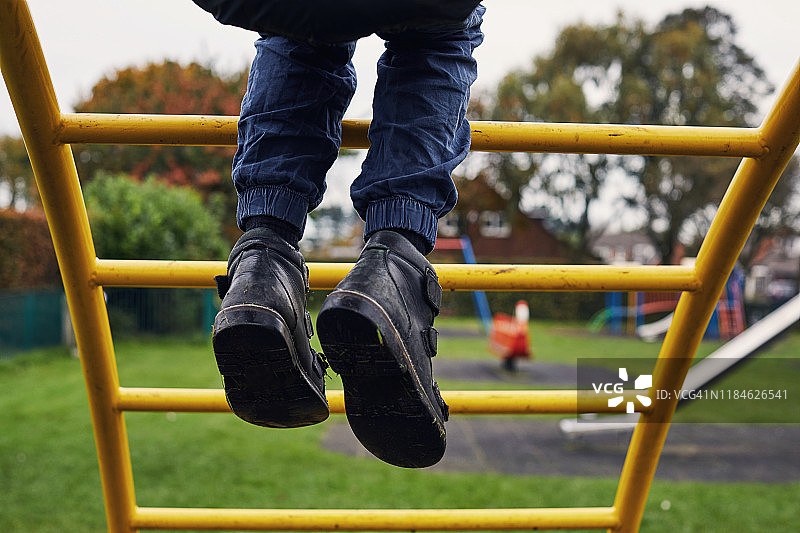 孩子在公园里玩耍图片素材