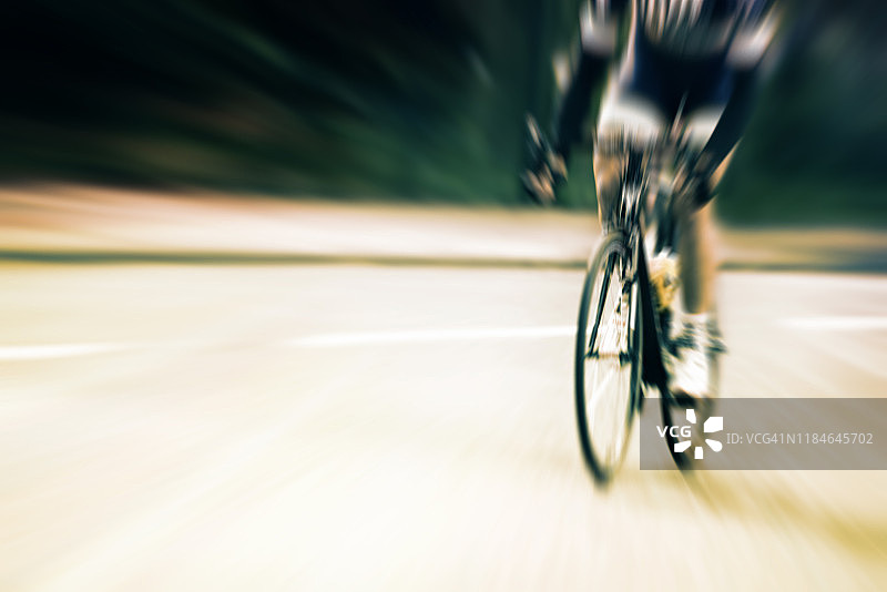 骑自行车者的动态模糊图片素材