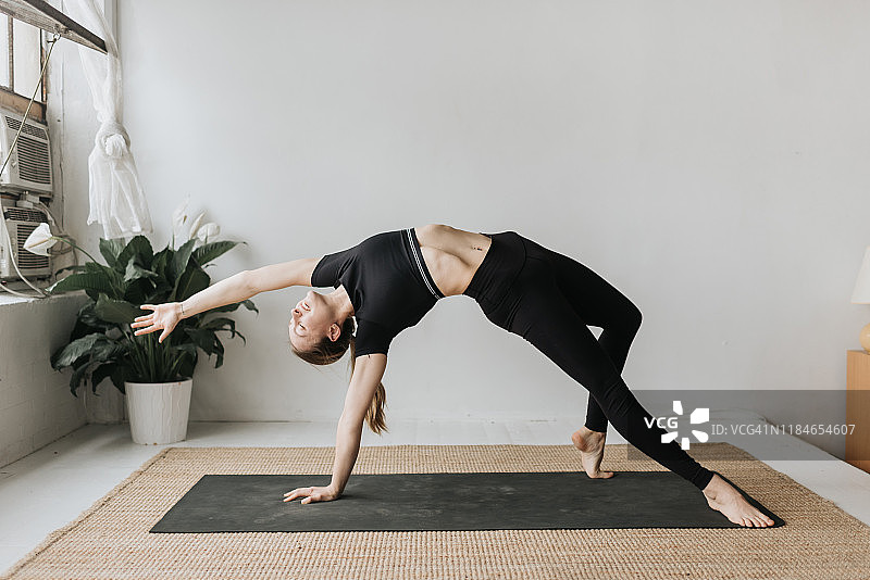 女人在工作室练习瑜伽图片素材