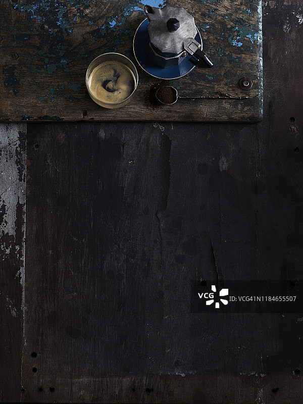 乡村风格静物：摩卡咖啡壶和浓缩咖啡杯，木桌俯视图图片素材