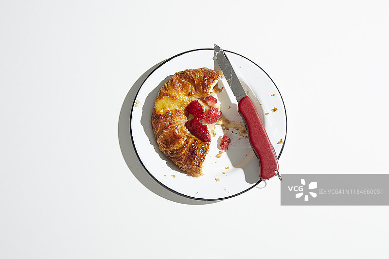 草莓丹麦酥皮糕点和瑞士军刀图片素材