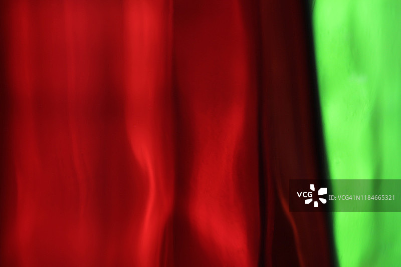 逆光红色和绿色玻璃瓶特写抽象图像图片素材