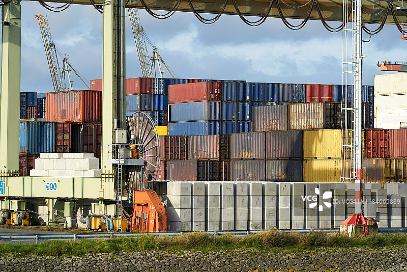 堆积如山的彩色集装箱/全球化图片素材