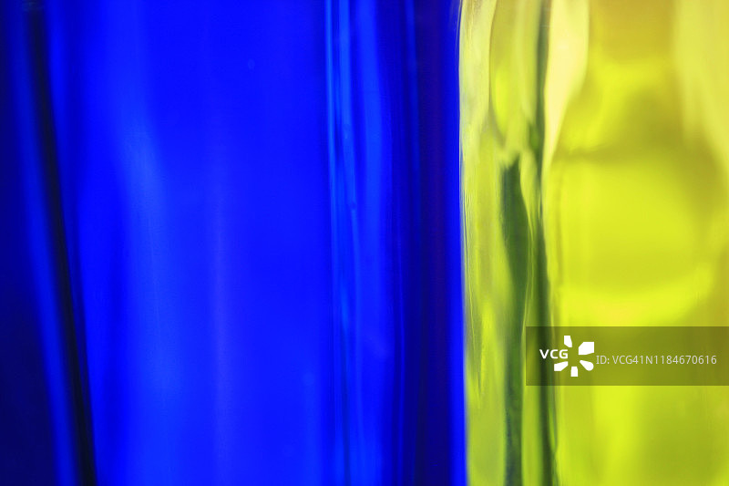 蓝色和黄绿色玻璃瓶特写抽象图像图片素材