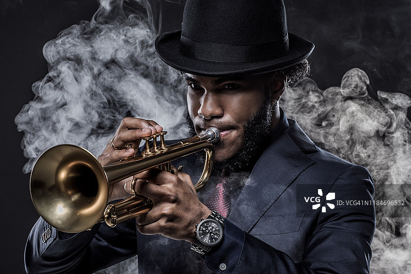 演奏爵士小号的黑人男子图片素材