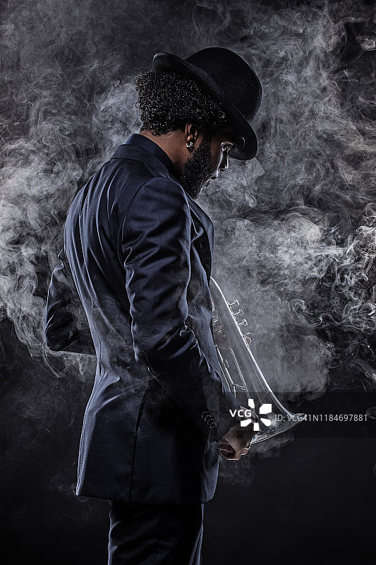 演奏爵士小号的黑人男子图片素材