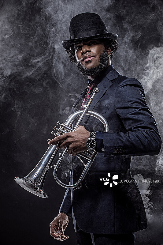 演奏爵士小号的黑人男子图片素材