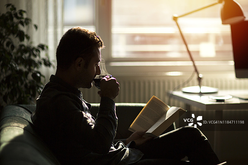 在家中的英俊商务男士图片素材