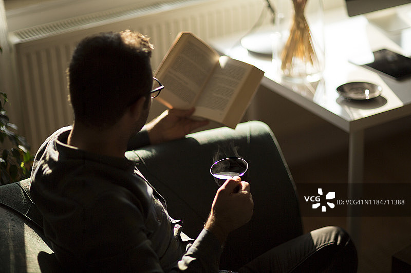 在家中的英俊商务男士图片素材