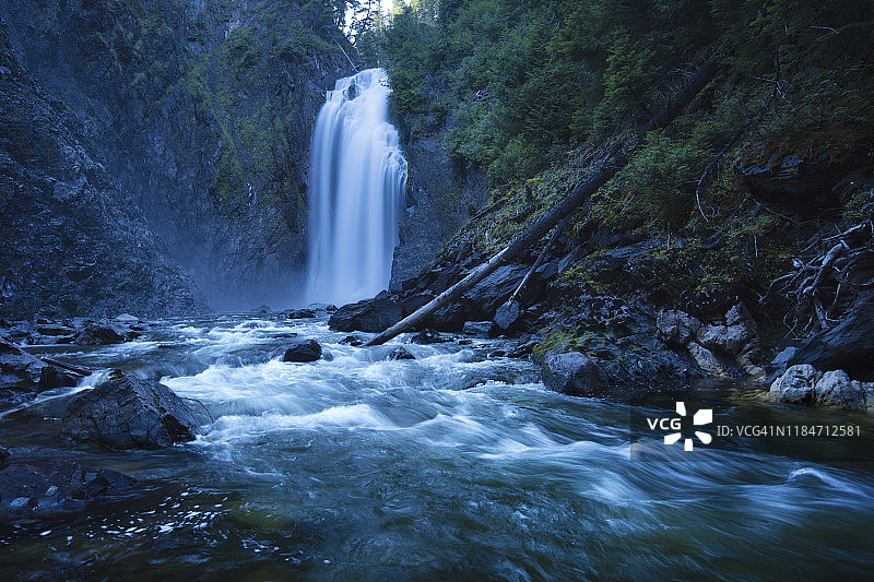 加拿大不列颠哥伦比亚省威尔斯格雷省立公园欺骗瀑布长曝光图片素材
