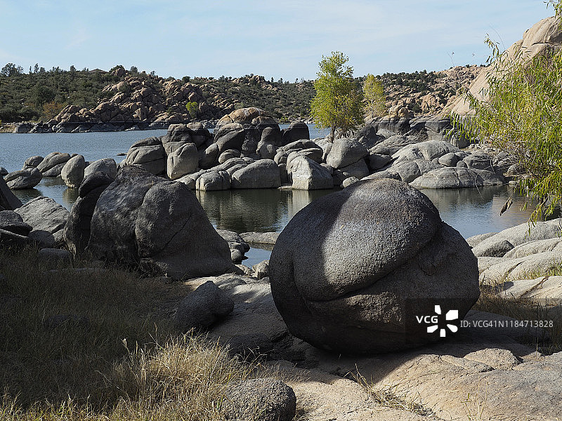 亚利桑那州普雷斯科特沃森湖水库的花岗岩峡谷景色图片素材