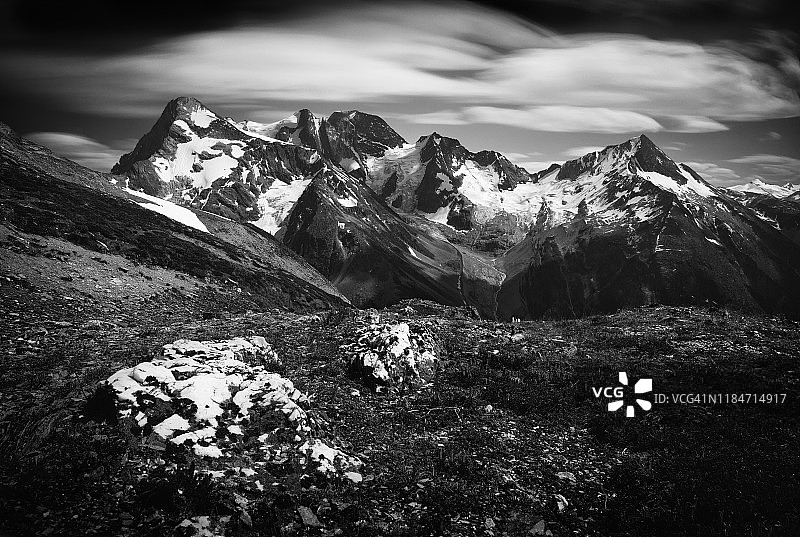 加拿大不列颠哥伦比亚省冰川国家公园，阿苏尔坎山口道森群峰的长时间曝光图片素材