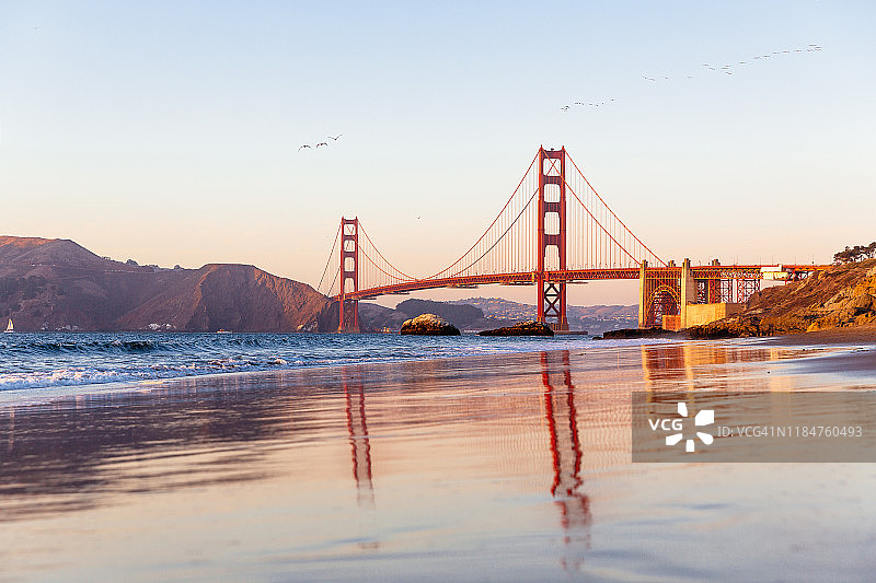 加利福尼亚州旧金山的金门大桥和贝克海滩图片素材