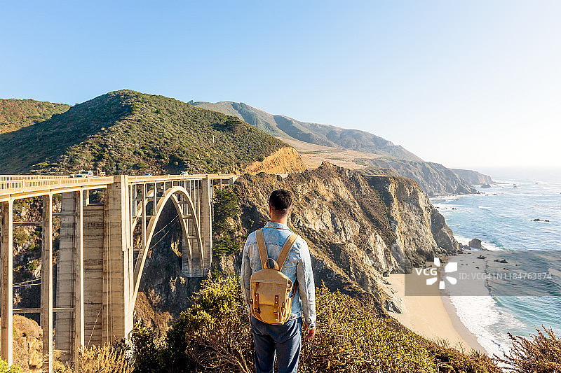 男人背着背包看美国加州比克斯比大桥的背影图片素材