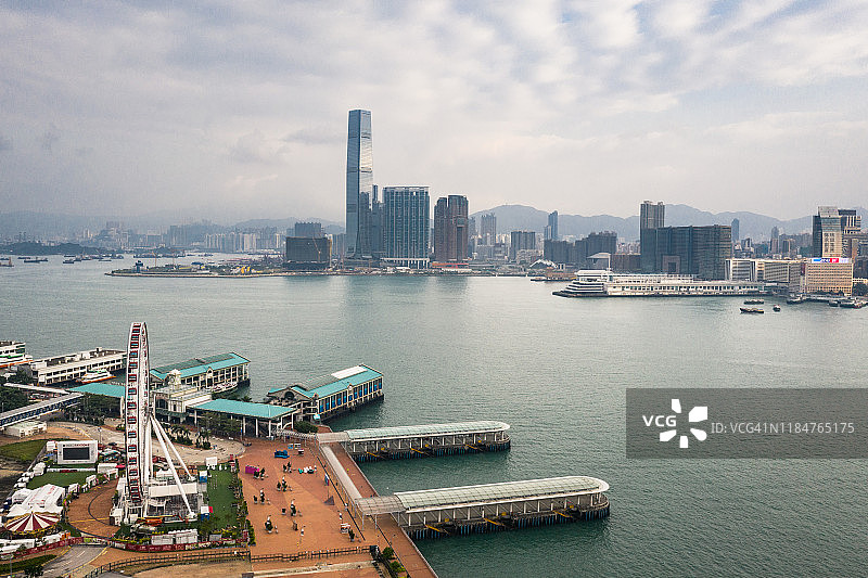 香港维多利亚港的星光渡轮码头和九龙天际线鸟瞰图图片素材