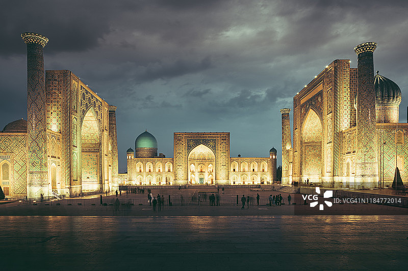 夜晚的撒马尔罕雷吉斯坦广场谢尔-多尔伊斯兰教学校图片素材