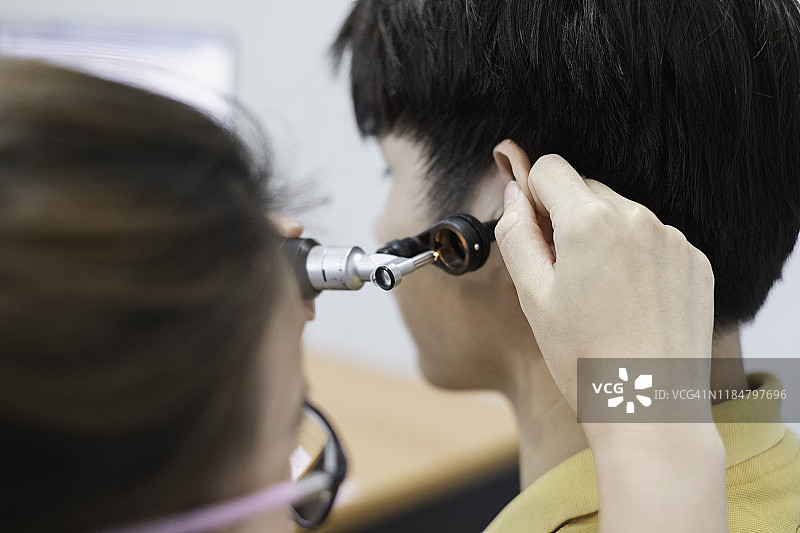 聚焦：医生用耳镜检查病人耳朵图片素材