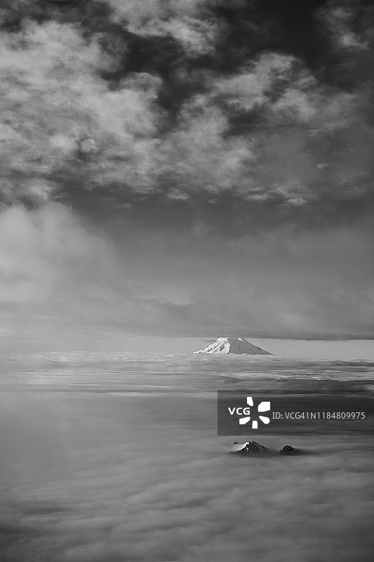 从雷尼尔山缪尔营地看到的亚当斯山图片素材