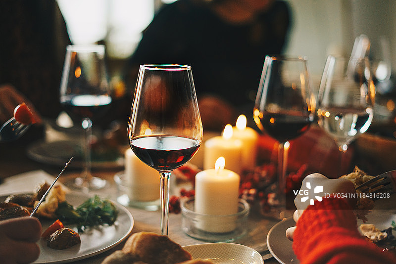 朋友们一起享用圣诞晚餐图片素材