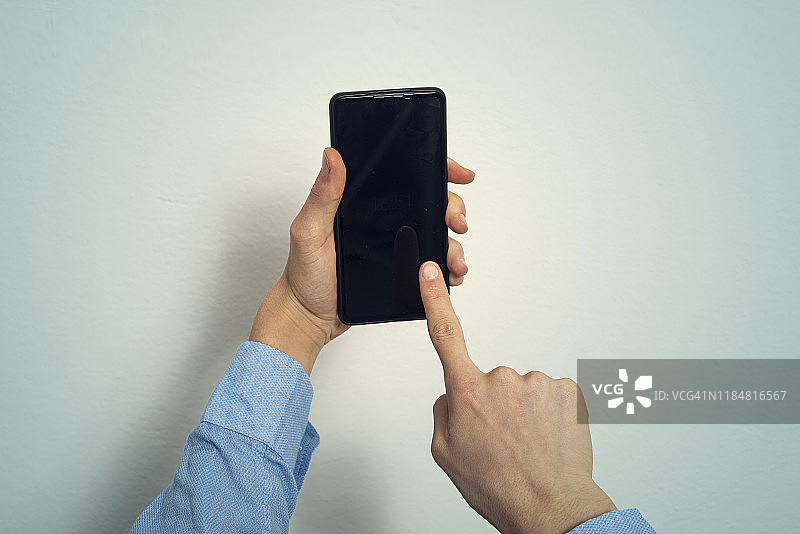 使用智能手机的男人图片素材