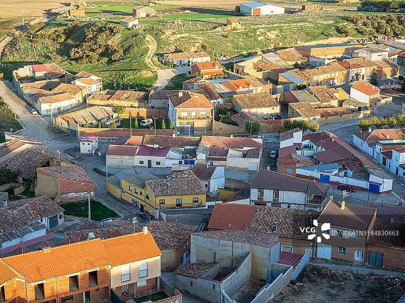 西班牙托雷洛巴顿市的房屋、街道和农田鸟瞰图片素材